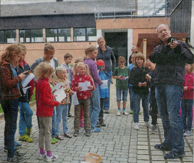 Bevor es los ging, wiesen Ute und Thomas Döhler die Kinder auf dem Schulhof in die Technik der GPS-Geräte ein.